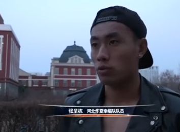 双方的合同中有一条在7月31日过期的自动续约一年条款，但姆巴佩没有激活。